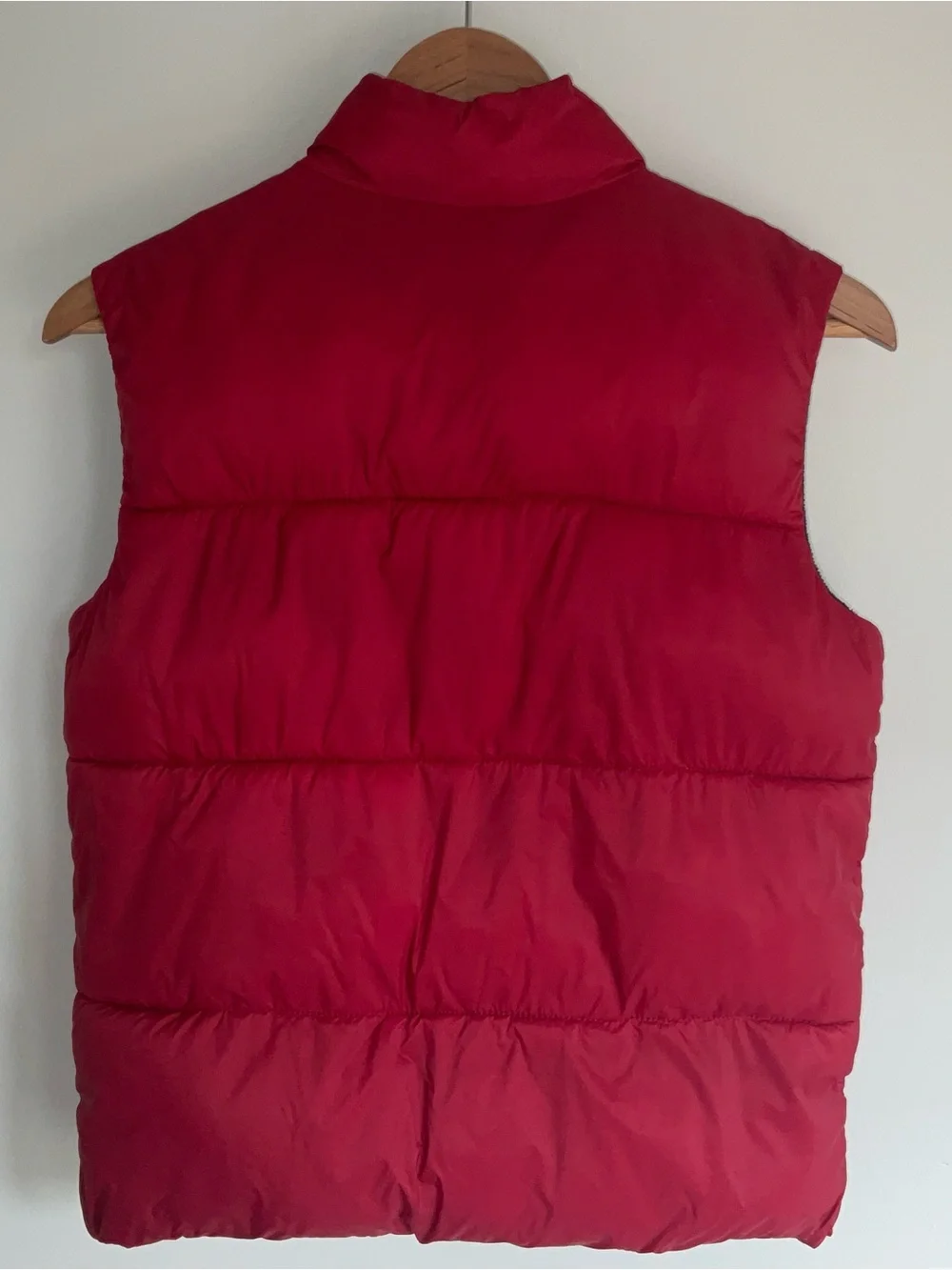 Old Navy Youth Puffer Vest in Red and Size L(10-12)